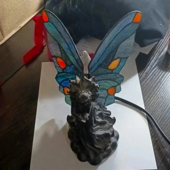 Medium lamp..100 authentic antique ANGEL with WINGS..beautiful lamp. - Picture 6 of 7